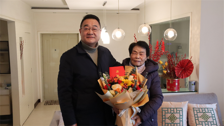 集團(tuán)公司領(lǐng)導(dǎo)看望慰問(wèn)老同志